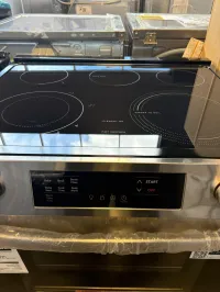Frigidaire FCFE306CASJ 30” Electric Stove – Glass Top, 5.3 Cu.Ft Oven – Image 3