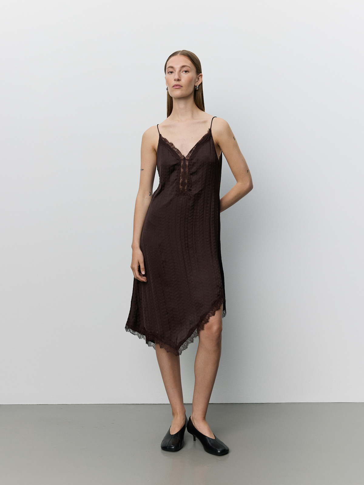 Sofie Schnoor Kleid „WinonaSW“ – Satin, asymmetrisch, Dark Brown – Image 4