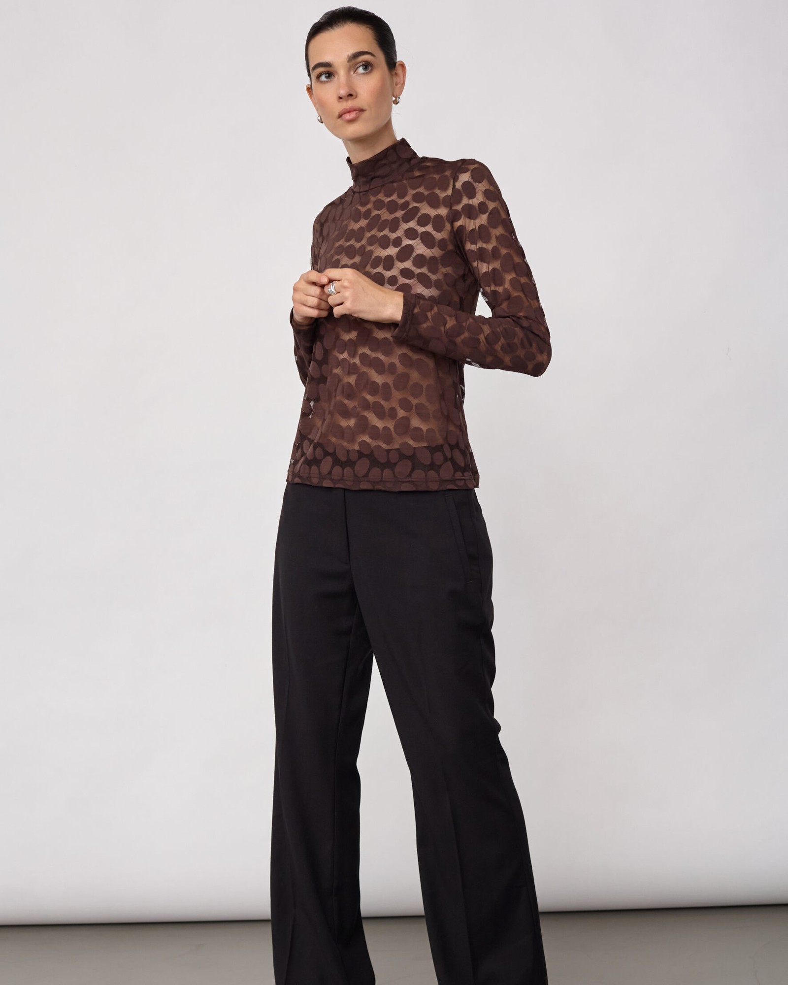 CoCouture Bluse Penola Rollkragen transparent Braun – Image 5