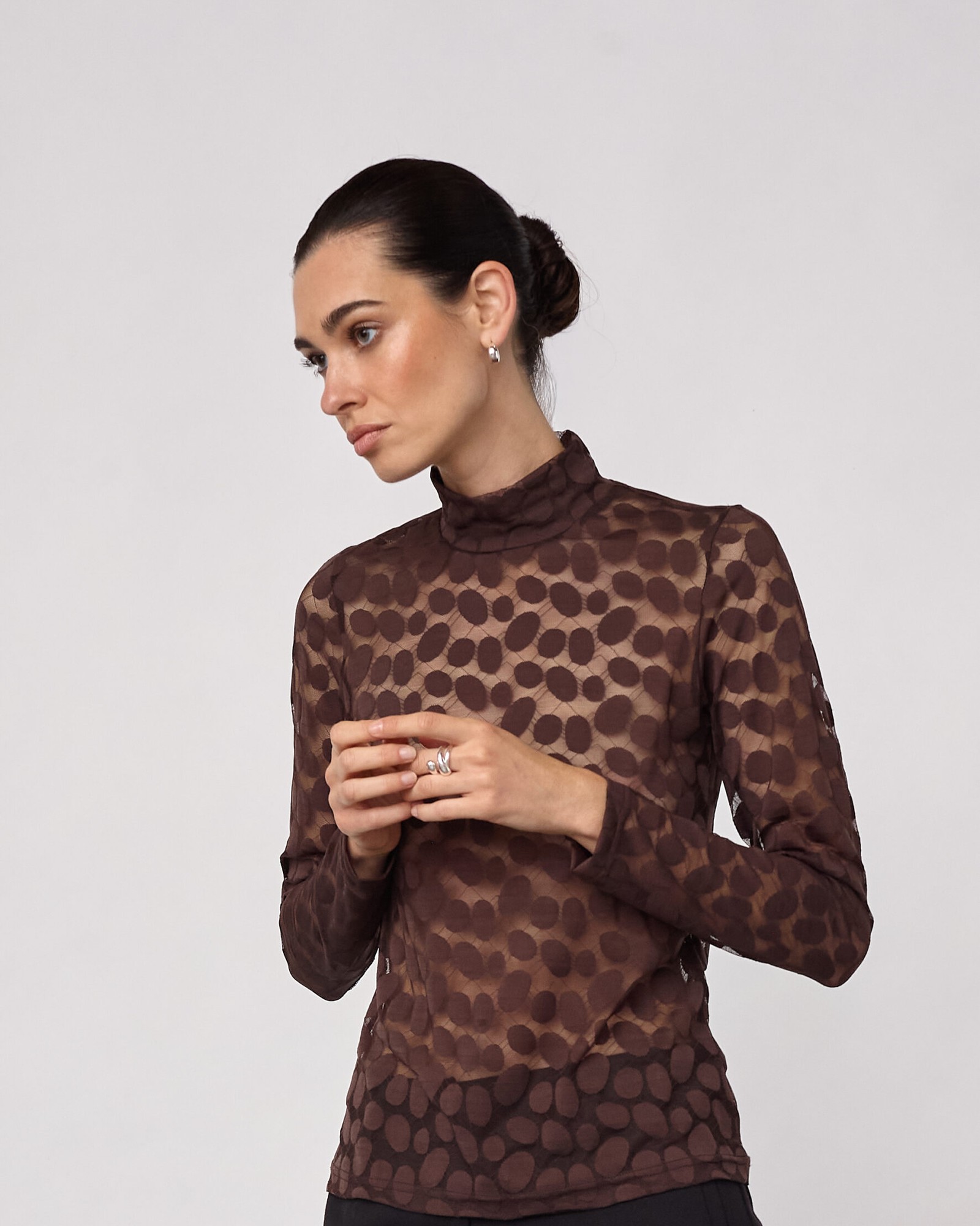CoCouture Bluse Penola Rollkragen transparent Braun – Image 7