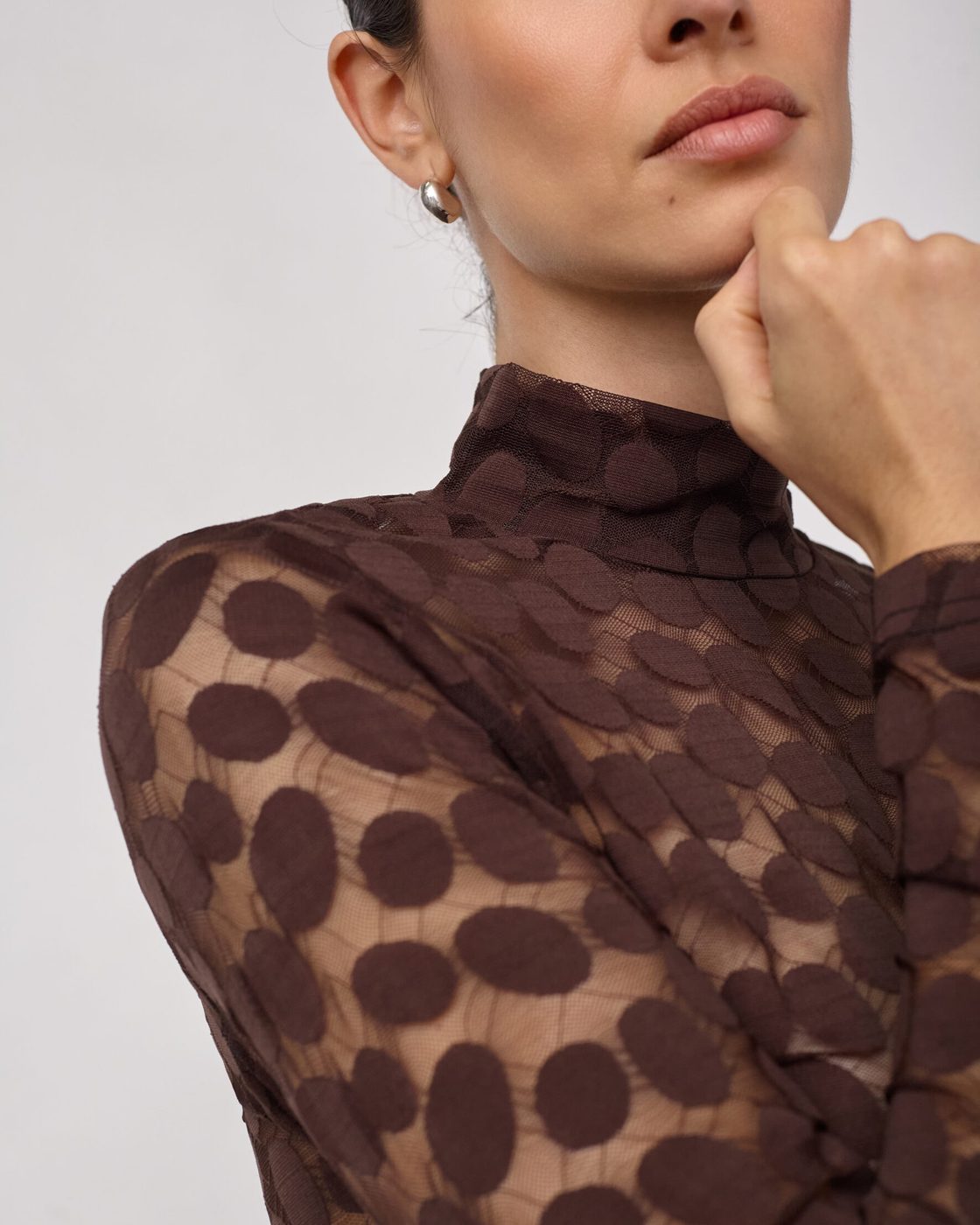 CoCouture Bluse Penola Rollkragen transparent Braun – Image 6