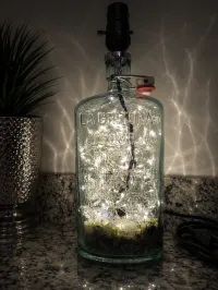 La Gritona Tequila Bottle Lamp – Handcrafted Luxury Décor – White, Fairy Lights, Small Colored Rocks
