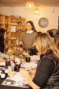 Taller Presencial Velas en Navidad : Tu Primer Paso Hacia Algo Propio – Image 2