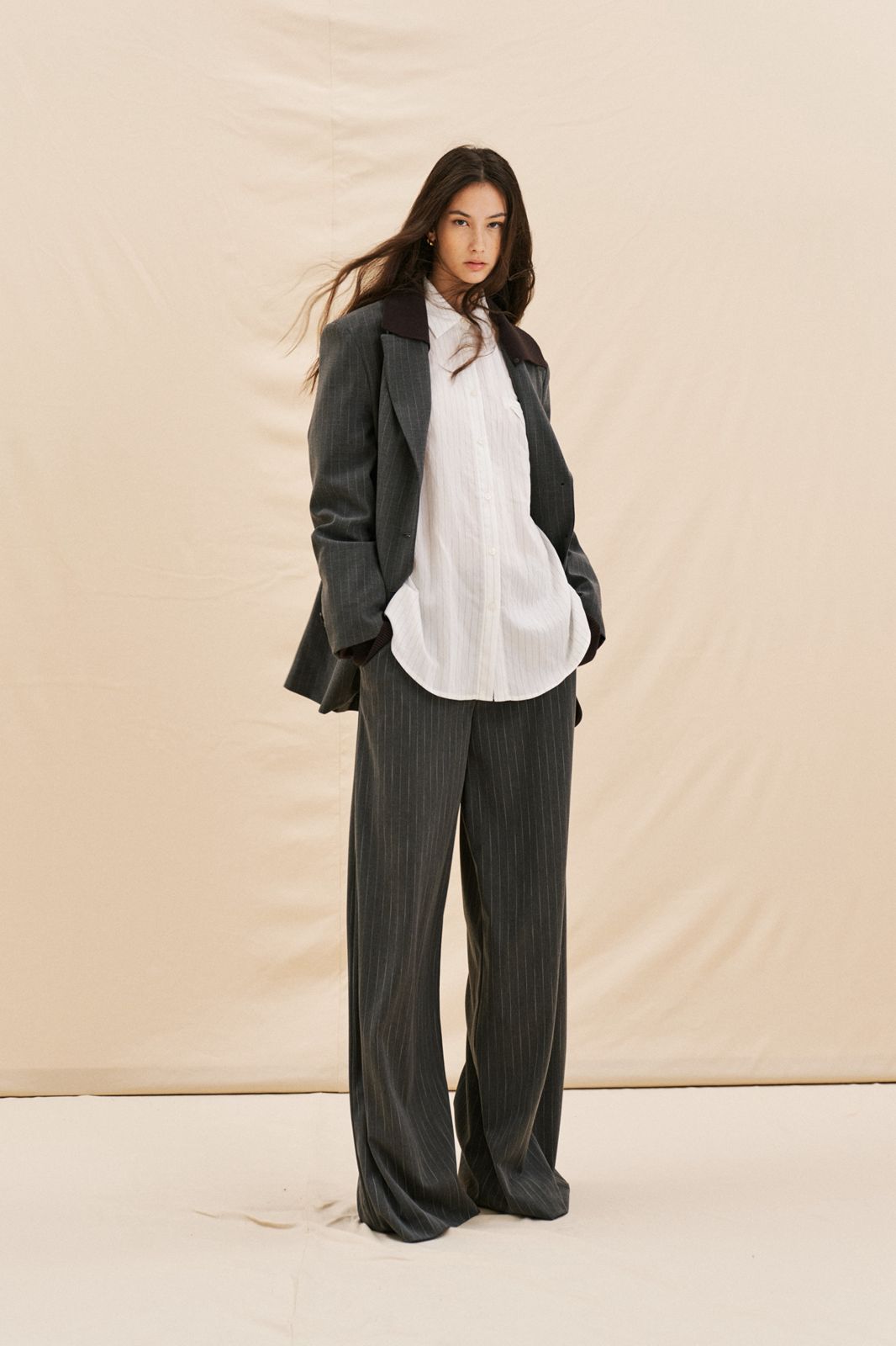 CLASSIC WHITE STRIPED BUTTON-UP SHIRT WITH A RELAXED FIT – Image 2