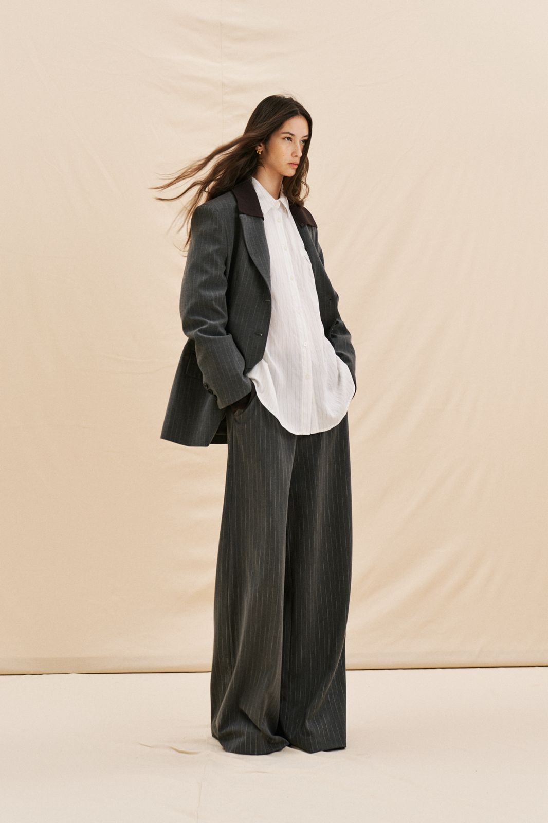 CLASSIC WHITE STRIPED BUTTON-UP SHIRT WITH A RELAXED FIT – Image 3