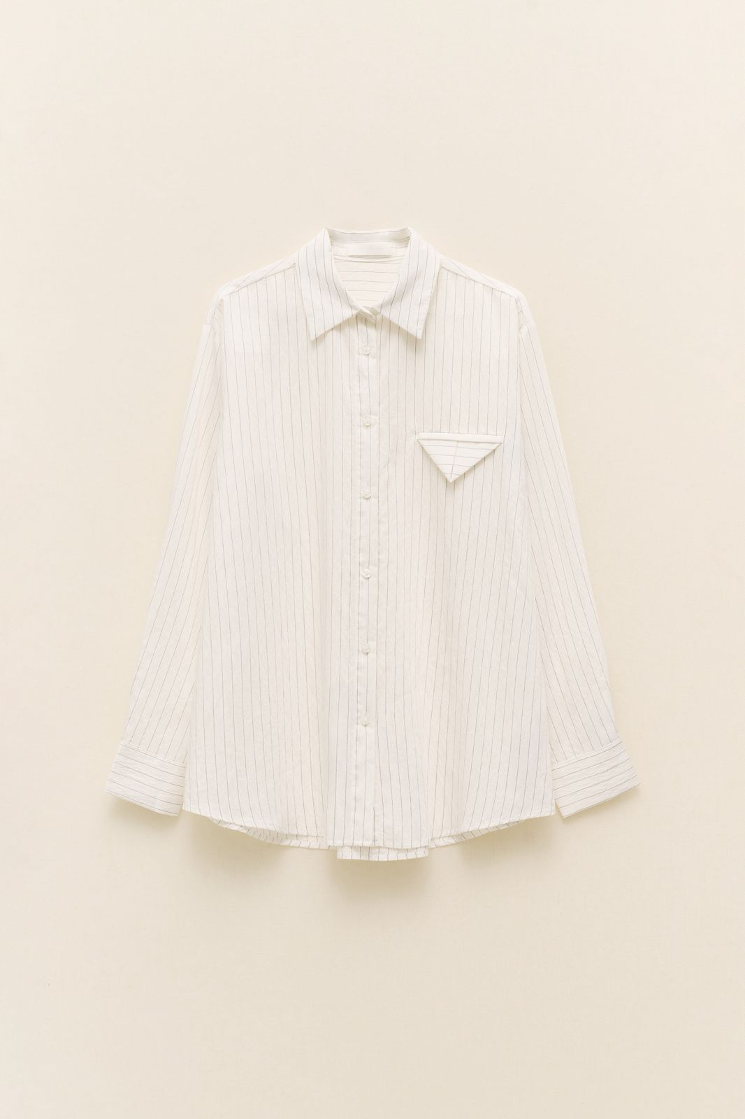 CLASSIC WHITE STRIPED BUTTON-UP SHIRT WITH A RELAXED FIT – Image 4