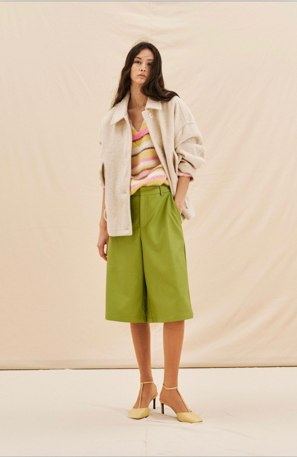 SOFT, BELTED JACKET WITH A RELAXED SILHOUETTE AND CLASSIC BUTTON-FRONT DESIGN – Image 2