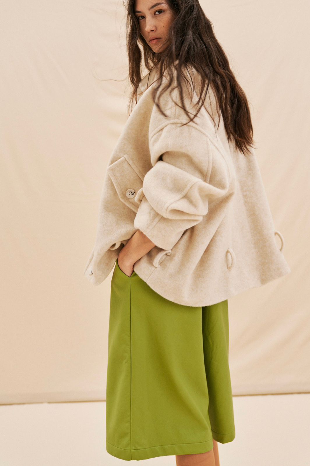 SOFT, BELTED JACKET WITH A RELAXED SILHOUETTE AND CLASSIC BUTTON-FRONT DESIGN – Image 3