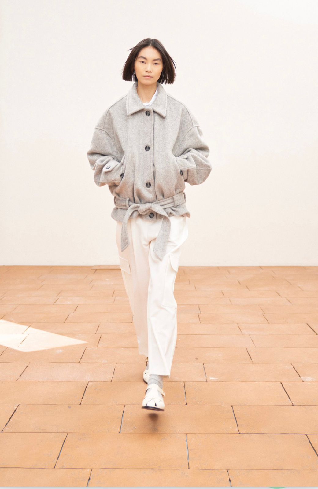 SOFT, BELTED JACKET WITH A RELAXED SILHOUETTE AND CLASSIC BUTTON-FRONT DESIGN – Image 2