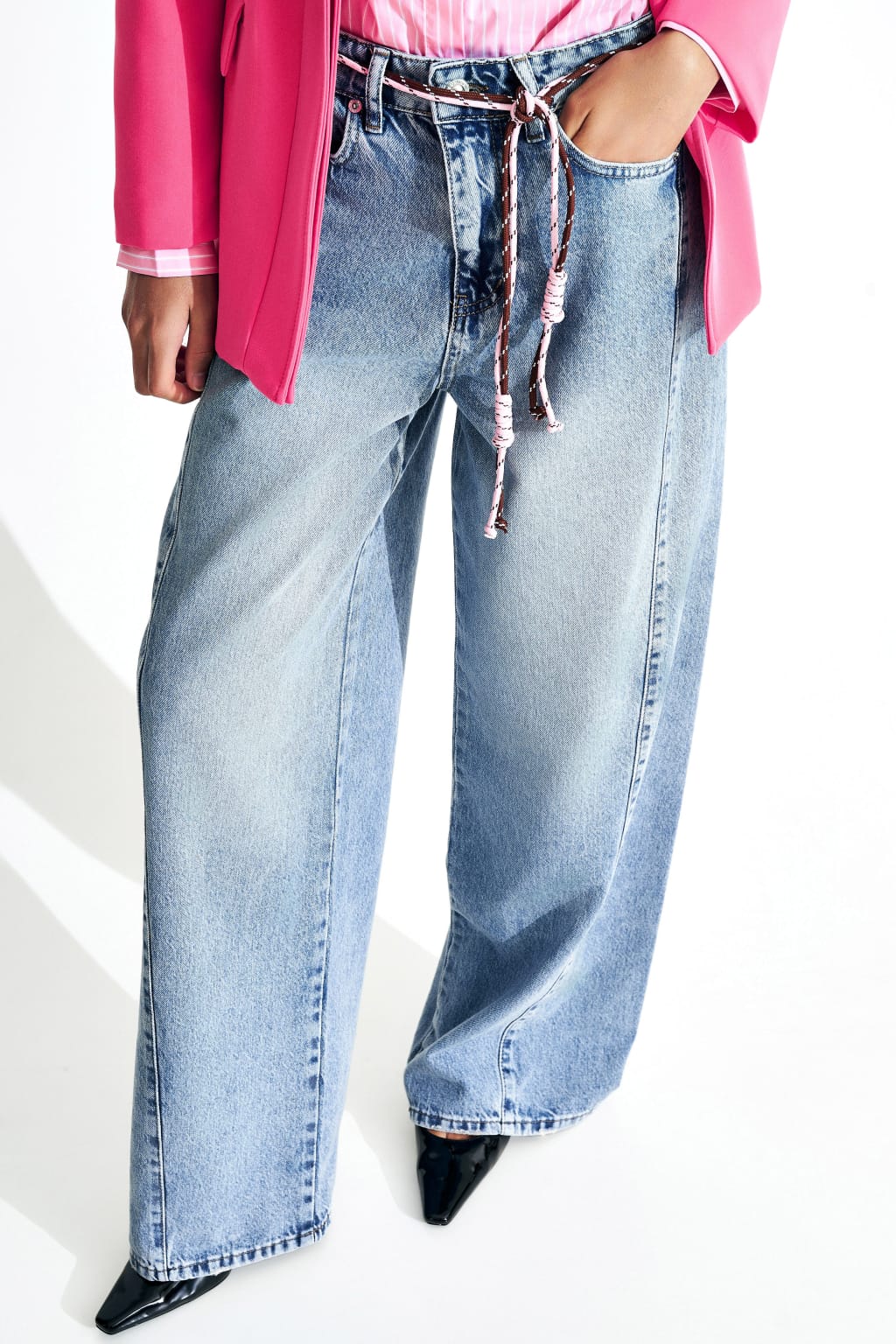 HIGH-WAISTED WIDE-LEG JEANS WITH A RELAXED FIT AND SOFT WASHED FINISH – Image 1
