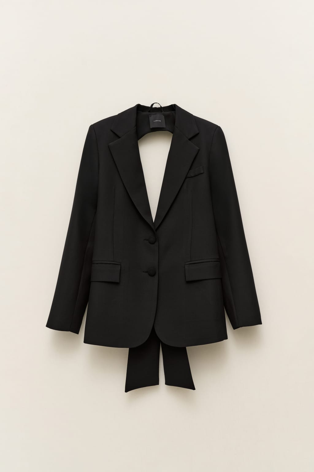 ELEGANT BLACK SUIT SET FEATURING A TAILORED BLAZER WITH A STRIKING OPEN-BACK DESIGN – Image 2