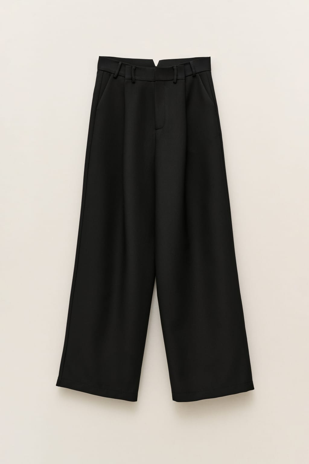 ELEGANT BLACK SUIT SET FEATURING A TAILORED BLAZER WITH A STRIKING OPEN-BACK DESIGN – Image 3