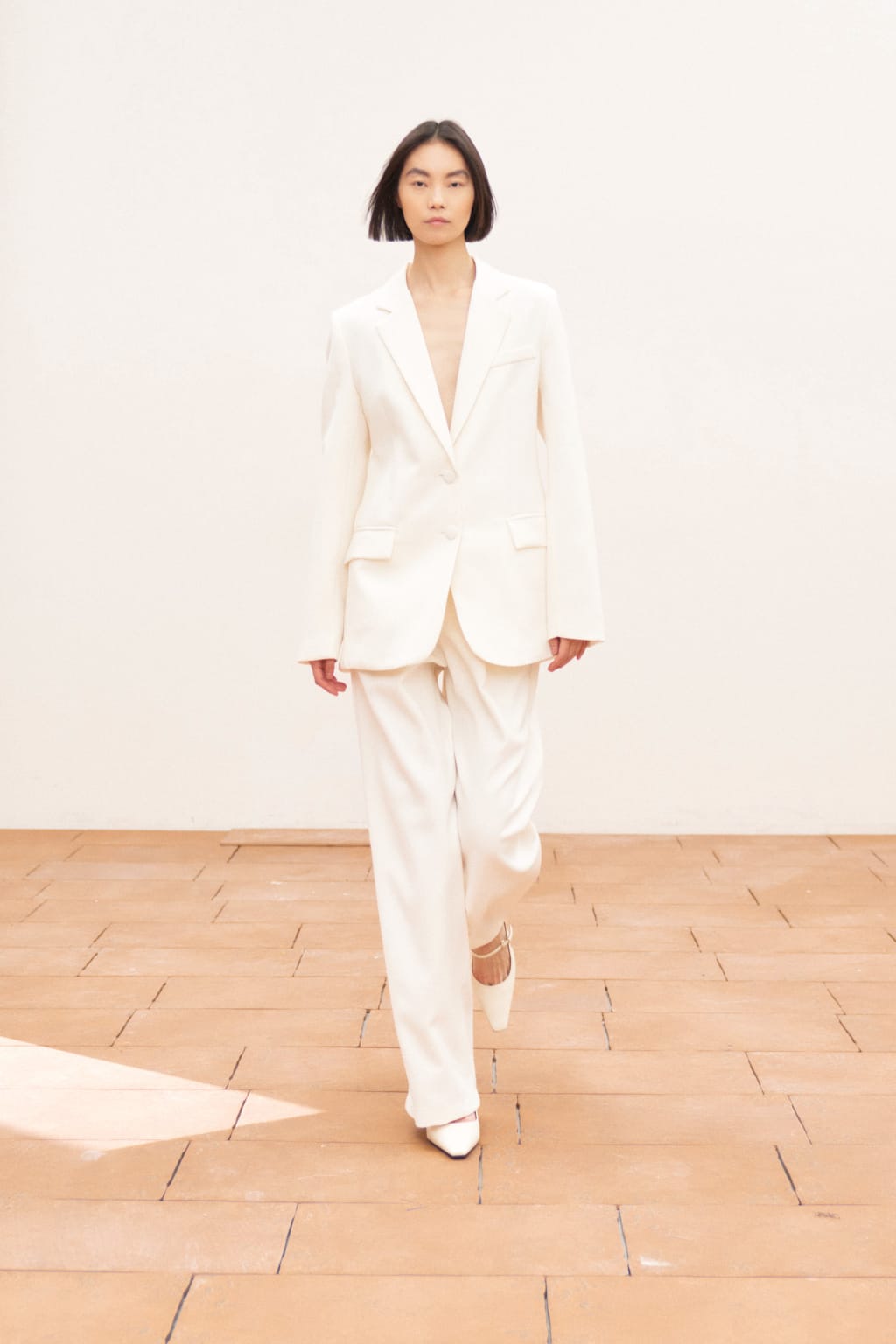 ELEGANT WHITE SUIT SET FEATURING A TAILORED BLAZER WITH A STRIKING OPEN-BACK DESIGN – Image 1