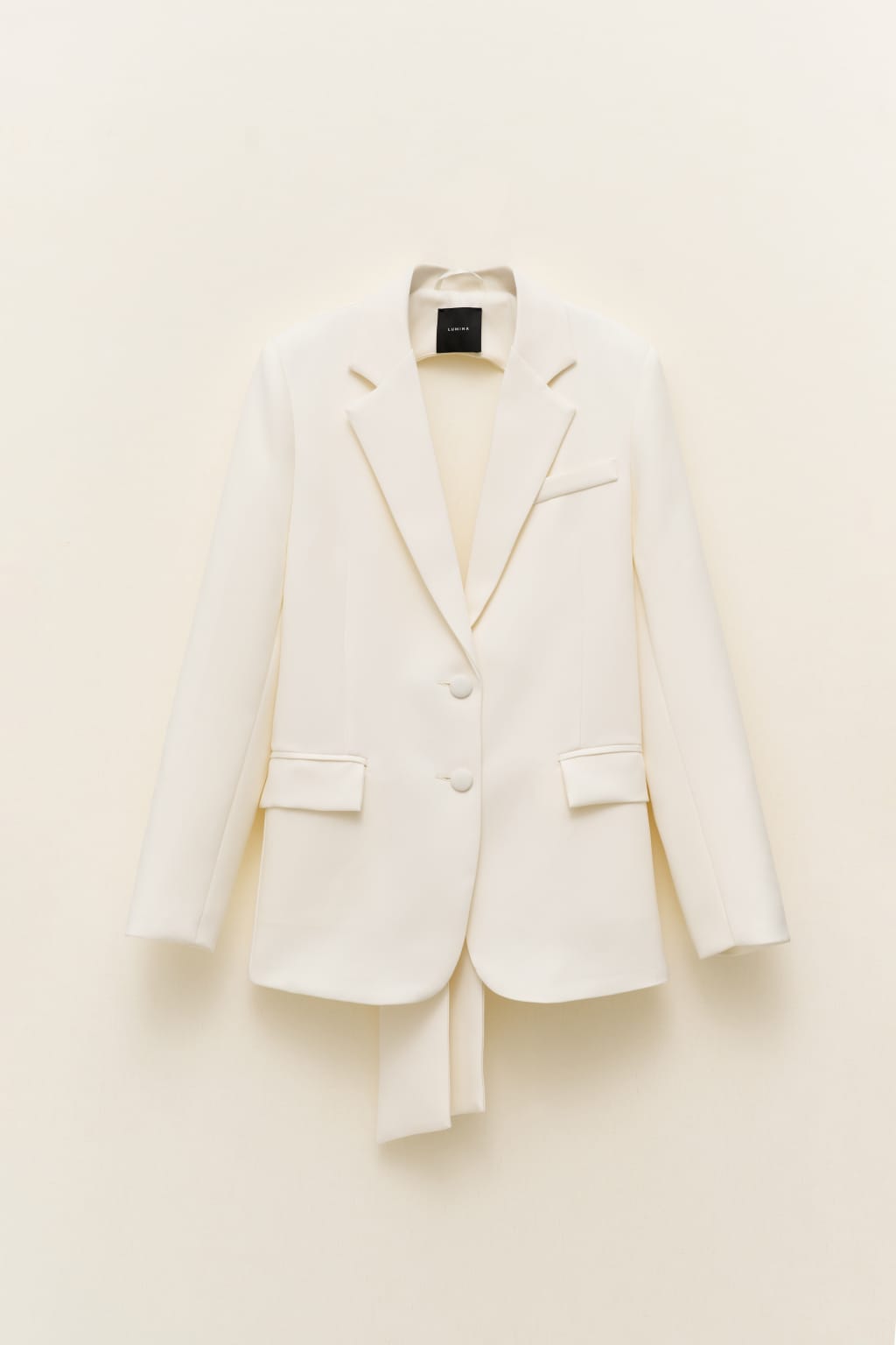 ELEGANT WHITE SUIT SET FEATURING A TAILORED BLAZER WITH A STRIKING OPEN-BACK DESIGN – Image 4