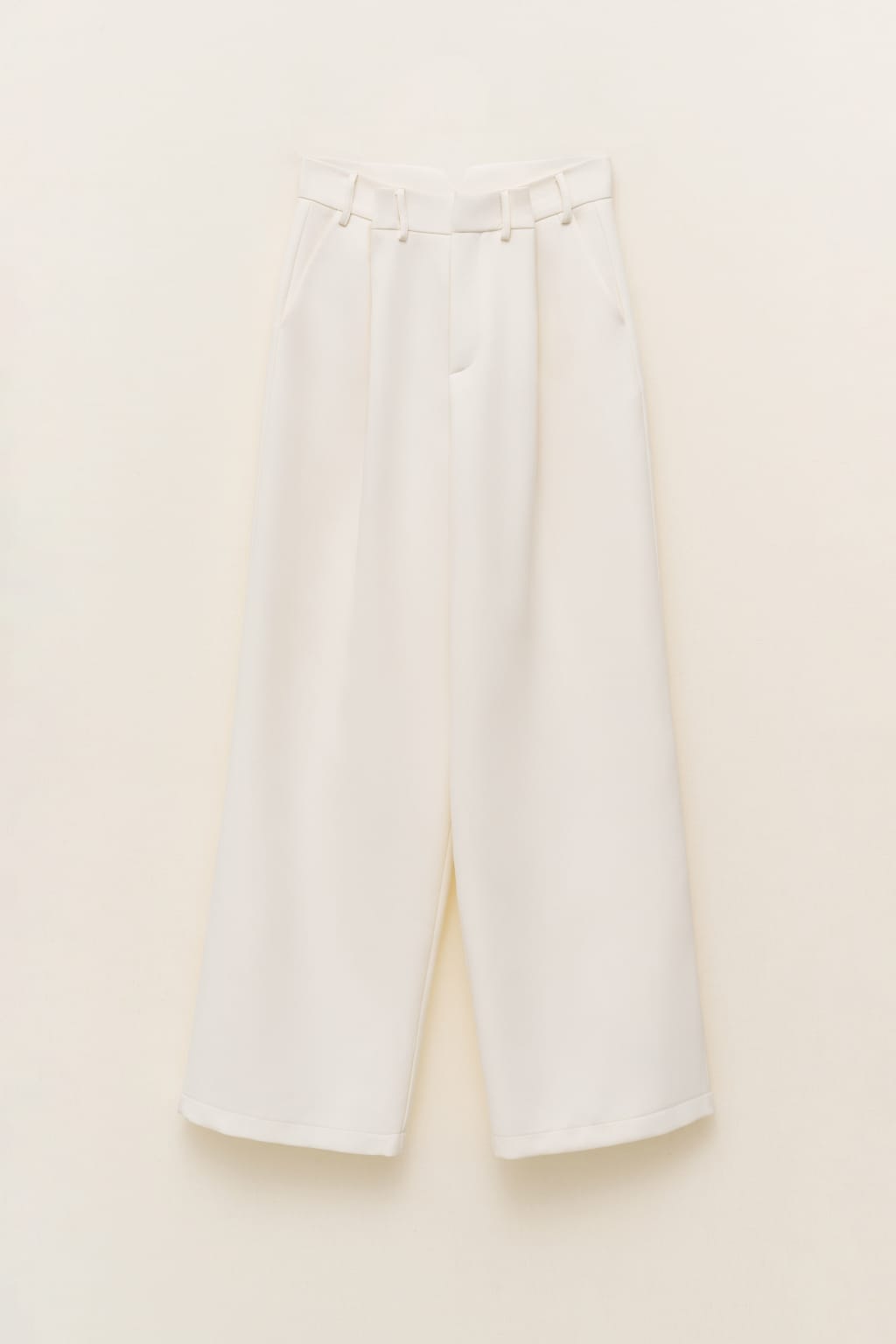 ELEGANT WHITE SUIT SET FEATURING A TAILORED BLAZER WITH A STRIKING OPEN-BACK DESIGN – Image 6