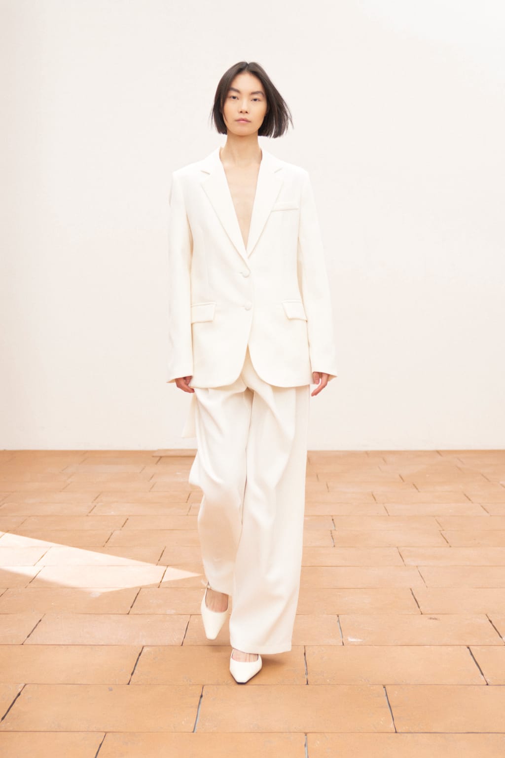ELEGANT WHITE SUIT SET FEATURING A TAILORED BLAZER WITH A STRIKING OPEN-BACK DESIGN – Image 2