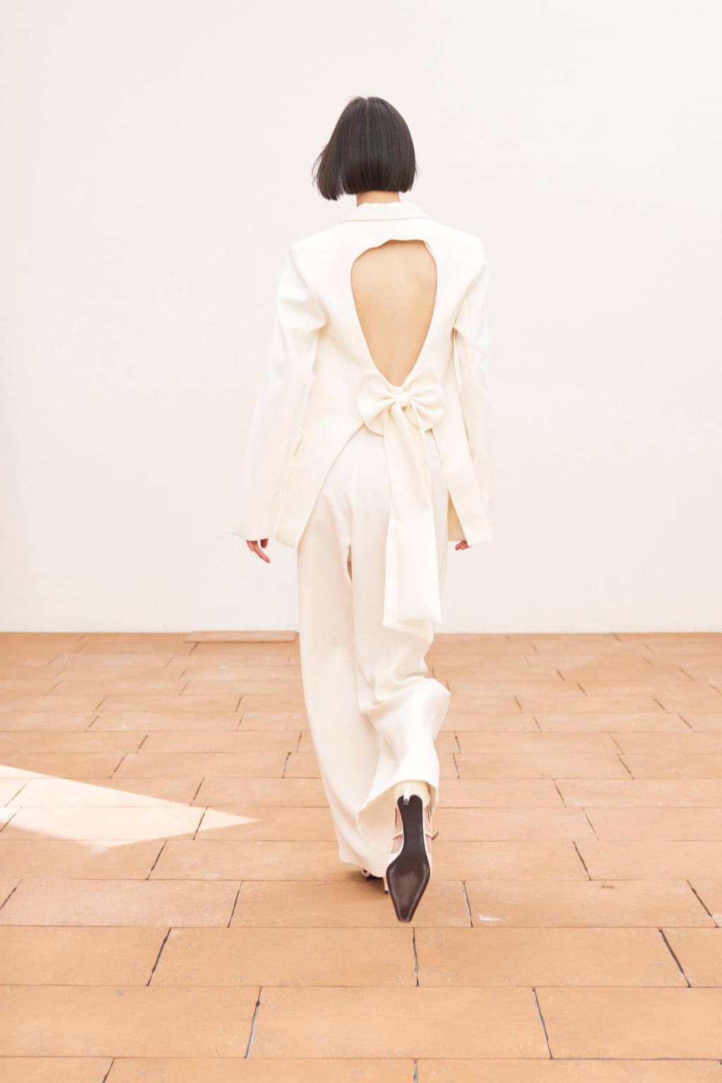 ELEGANT WHITE SUIT SET FEATURING A TAILORED BLAZER WITH A STRIKING OPEN-BACK DESIGN – Image 3