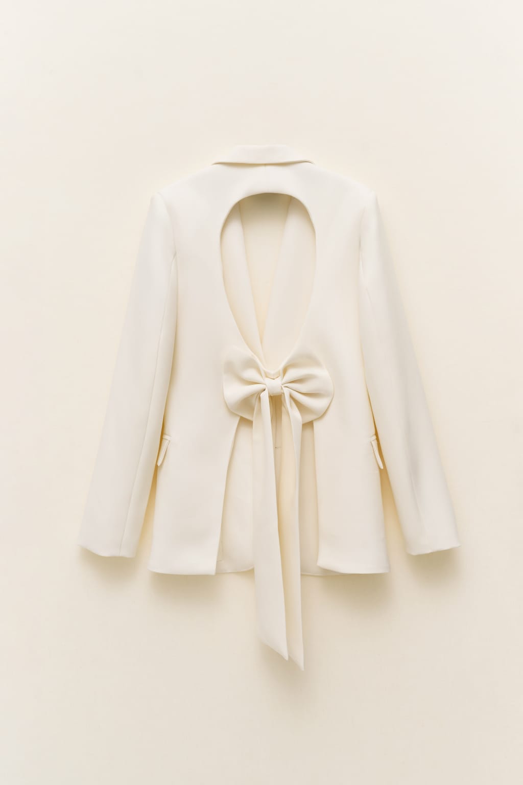 ELEGANT WHITE SUIT SET FEATURING A TAILORED BLAZER WITH A STRIKING OPEN-BACK DESIGN – Image 5
