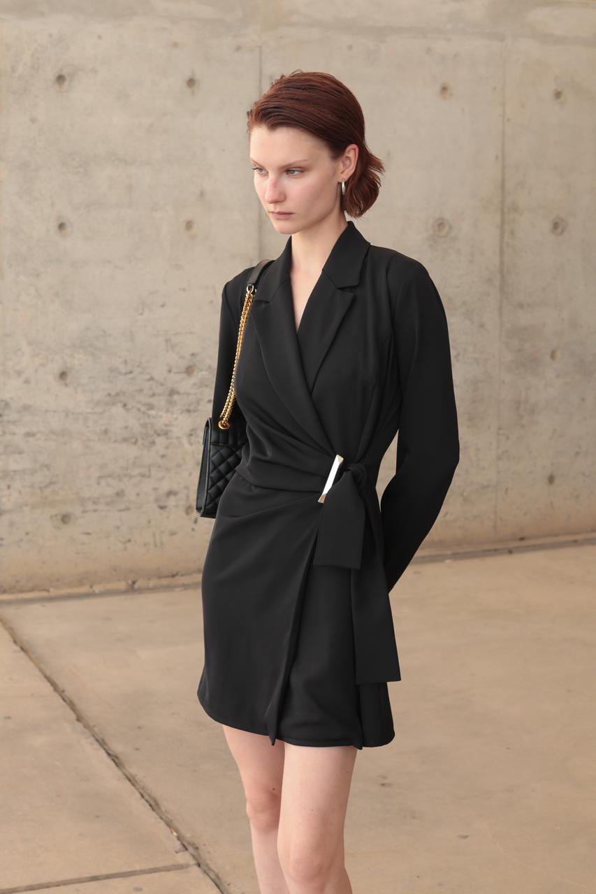 BLACK SHORT DRESS FEATURING A TAILORED BLAZER-STYLE DESIGN WITH A FLATTERING WRAP SILHOUETTE AND TIE WAIST – Image 2
