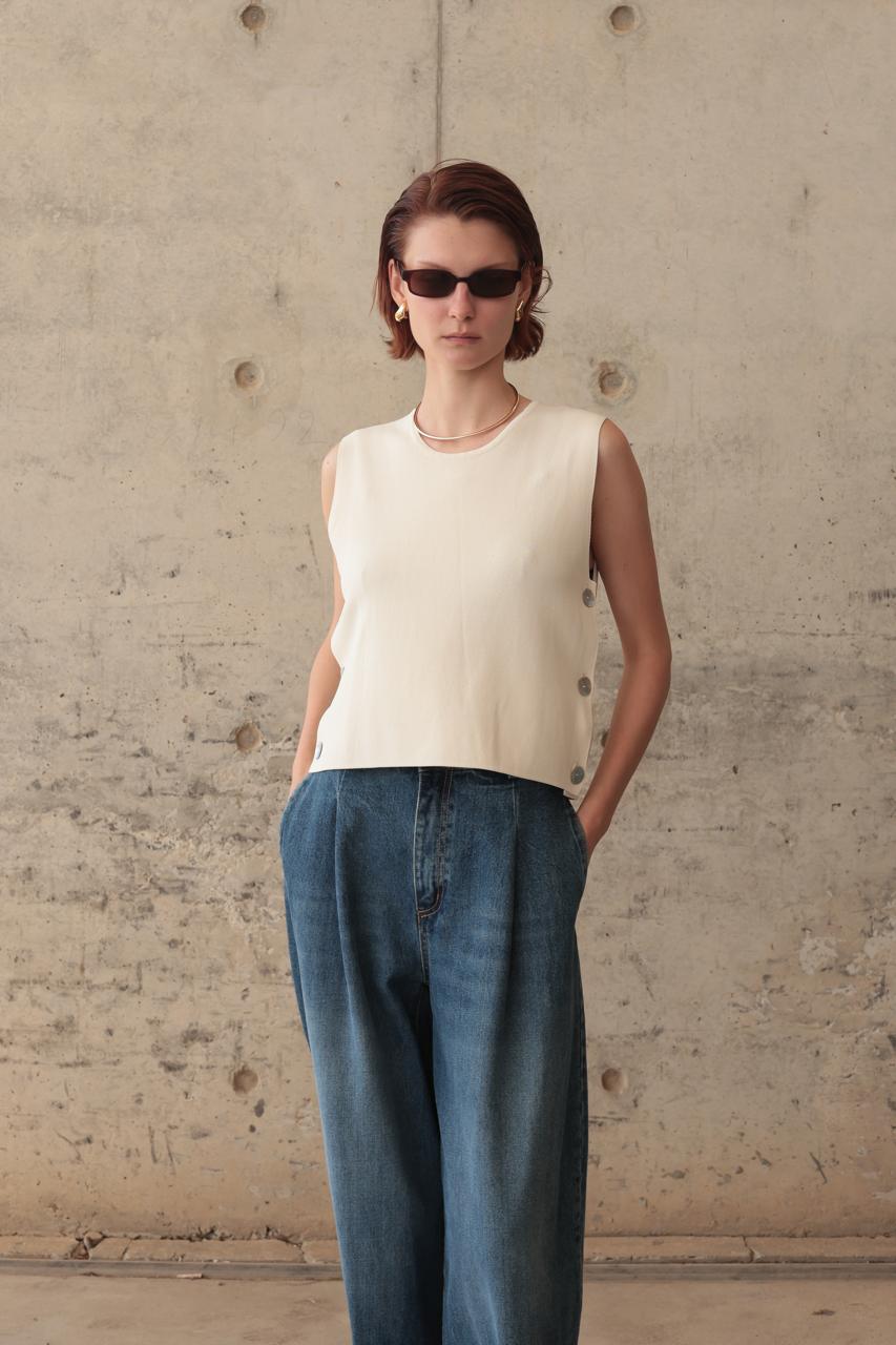 SLEEVELESS TOP WITH SIDE BUTTONS BEIGE – Image 3