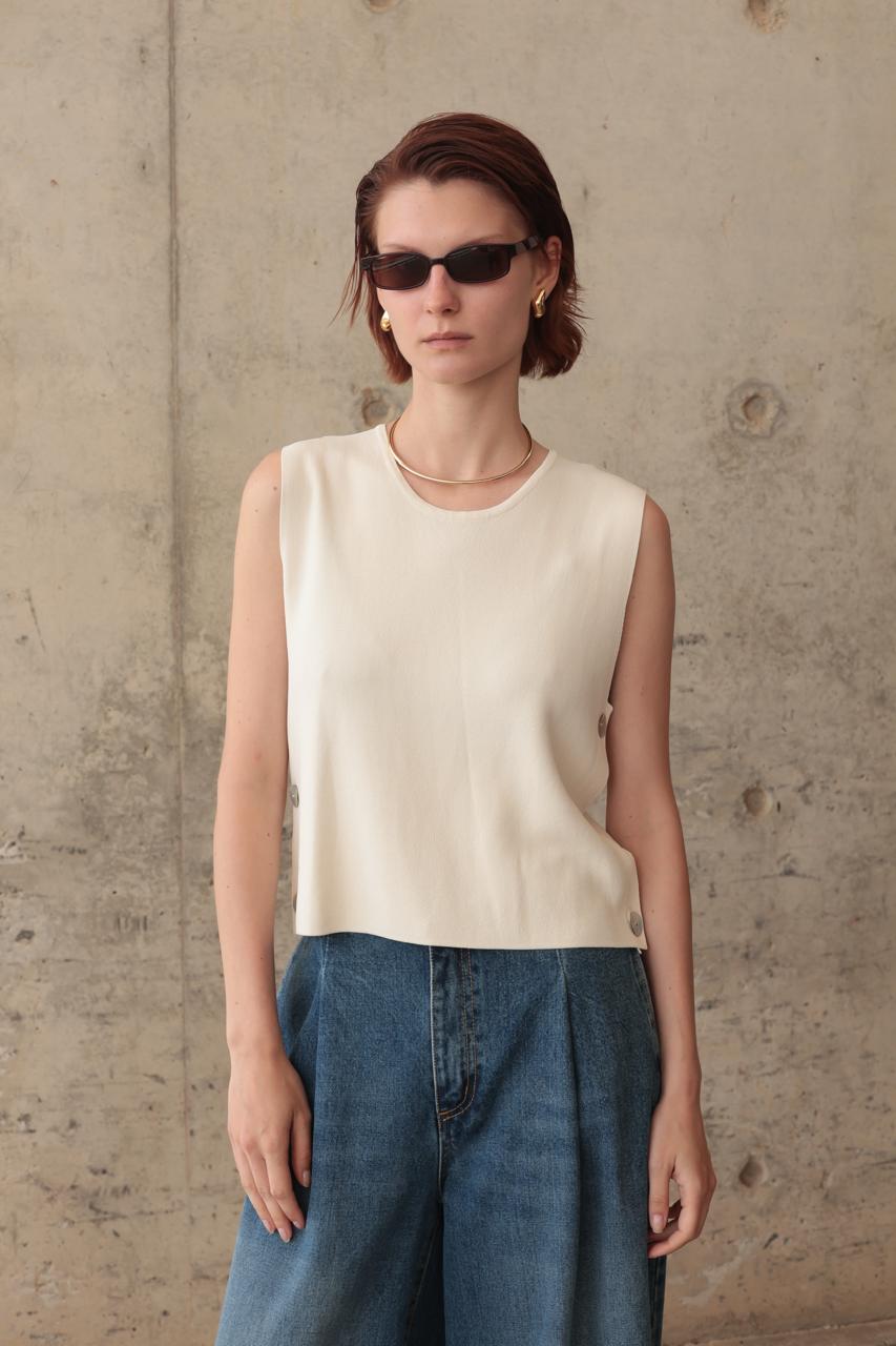SLEEVELESS TOP WITH SIDE BUTTONS BEIGE – Image 2