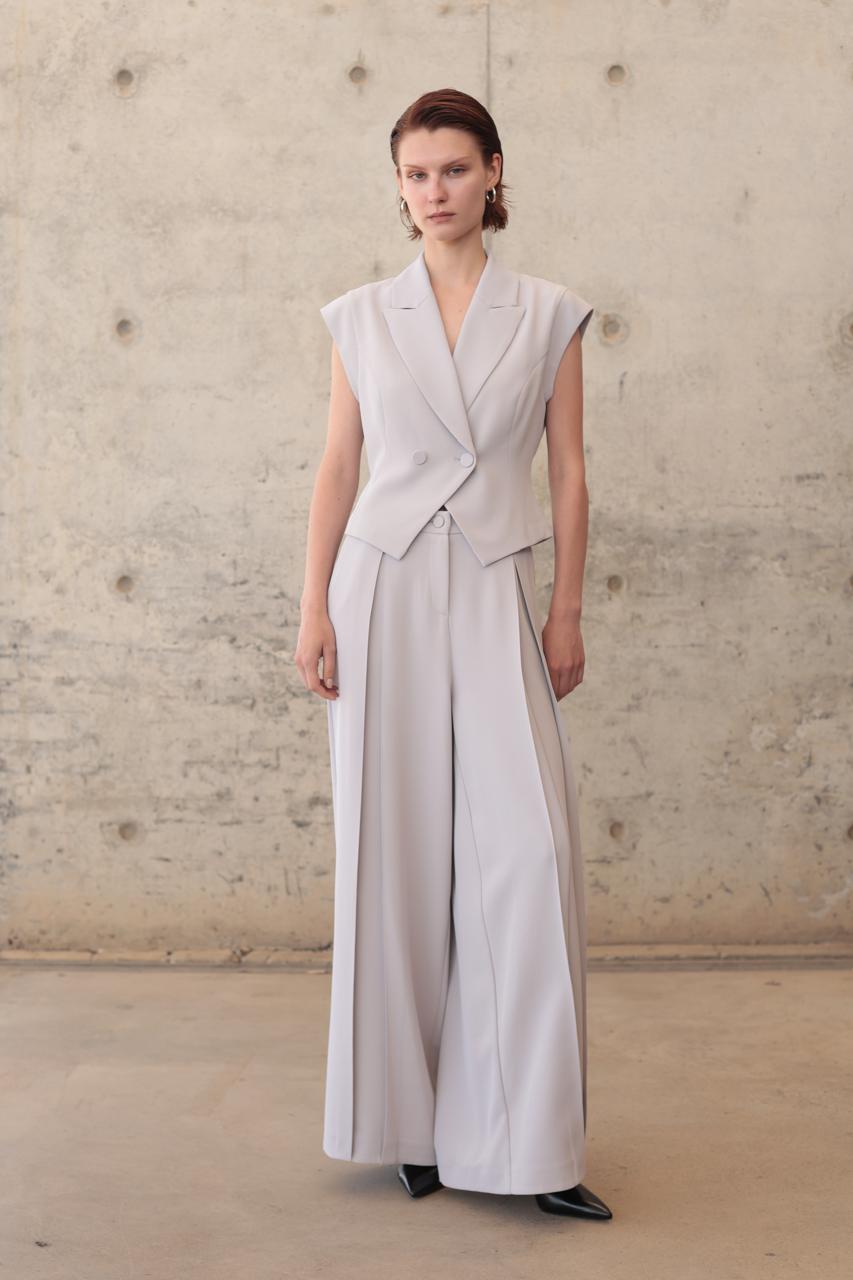 SET WITH VEST DOUBLE-BREASTED AND HIGH-RISE TROUSER WITH FRONT PLEATS  COLOUR PERLA – Image 4