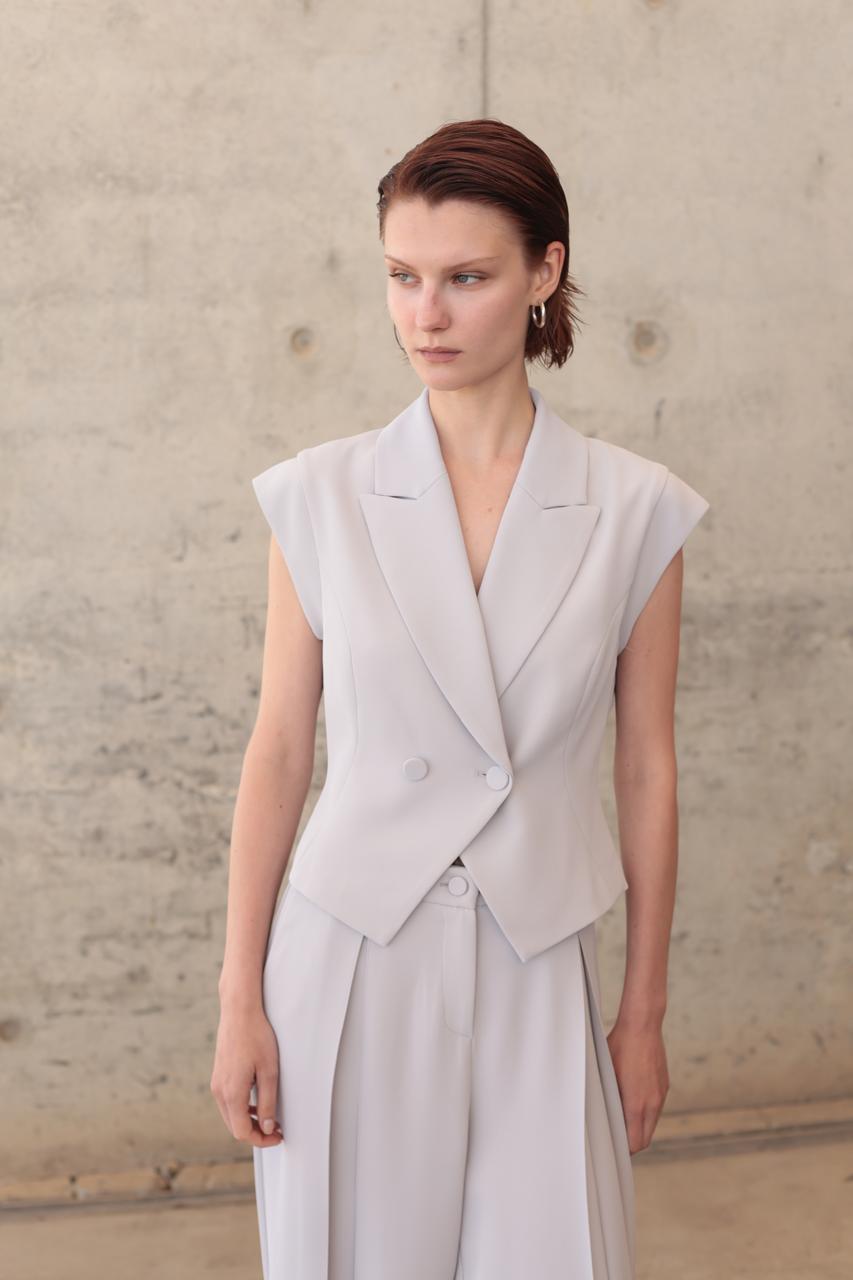 SET WITH VEST DOUBLE-BREASTED AND HIGH-RISE TROUSER WITH FRONT PLEATS  COLOUR PERLA – Image 1