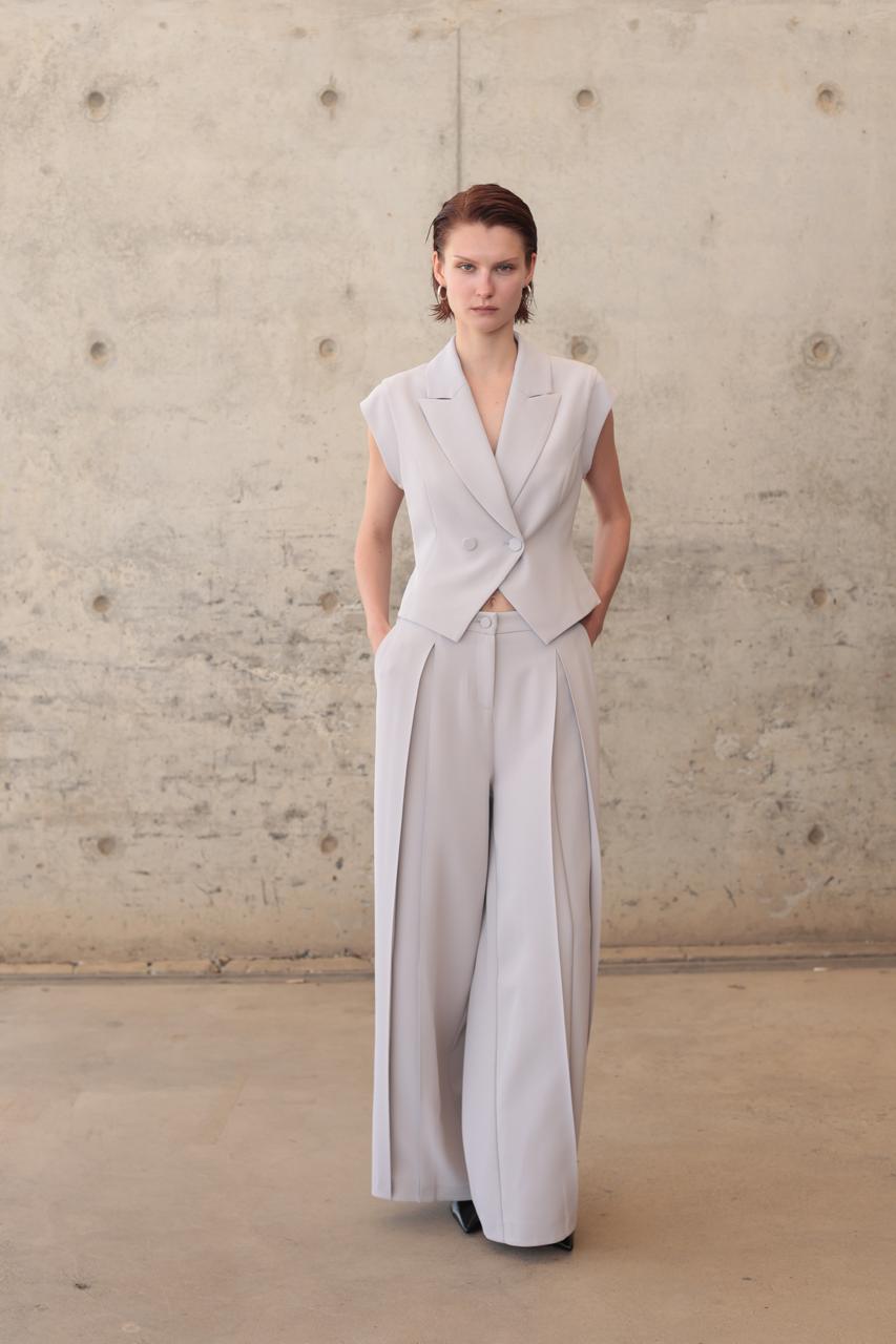 SET WITH VEST DOUBLE-BREASTED AND HIGH-RISE TROUSER WITH FRONT PLEATS  COLOUR PERLA – Image 2