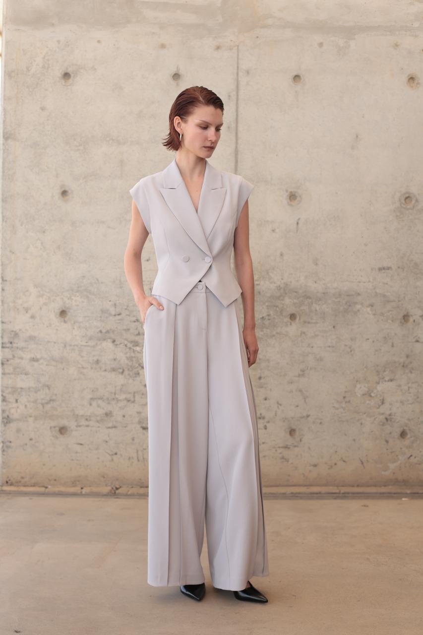 SET WITH VEST DOUBLE-BREASTED AND HIGH-RISE TROUSER WITH FRONT PLEATS  COLOUR PERLA – Image 3