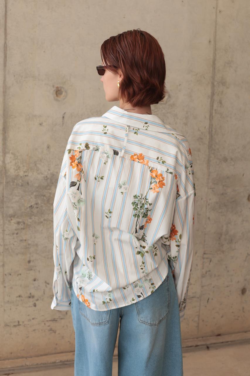 A MATCHING  TOW-PIECE SET WITH SOFT STRIPES AND FLORAL PRINTS – Image 4