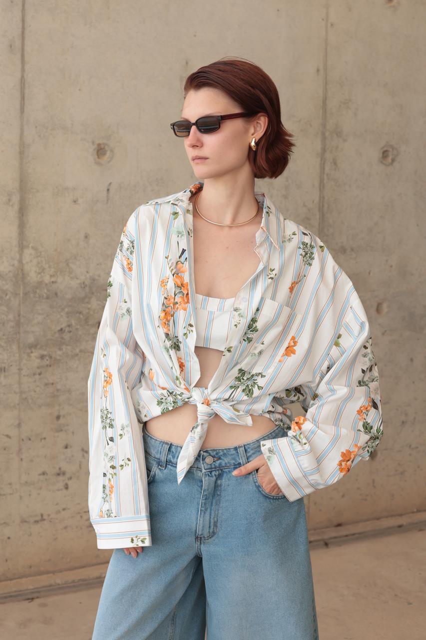A MATCHING  TOW-PIECE SET WITH SOFT STRIPES AND FLORAL PRINTS – Image 5