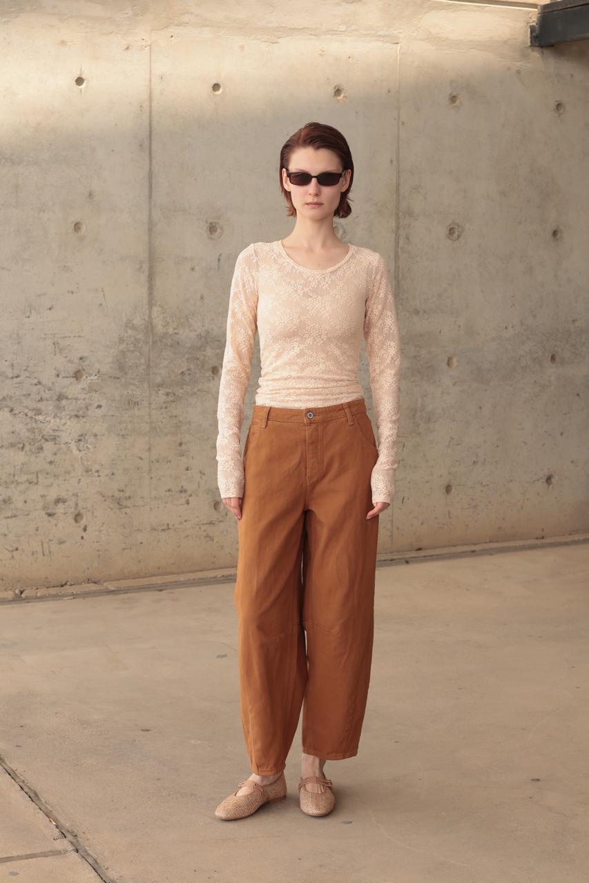 RELAXED JEAN WITH A MODERN TAPERED FIT – Image 1