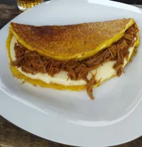Cachapa Completa (Queso, Jamón y Mechada) – Image 1