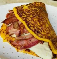 Cachapera (Queso, Jamón, Bacon y Salsa de Maíz) – Image 1