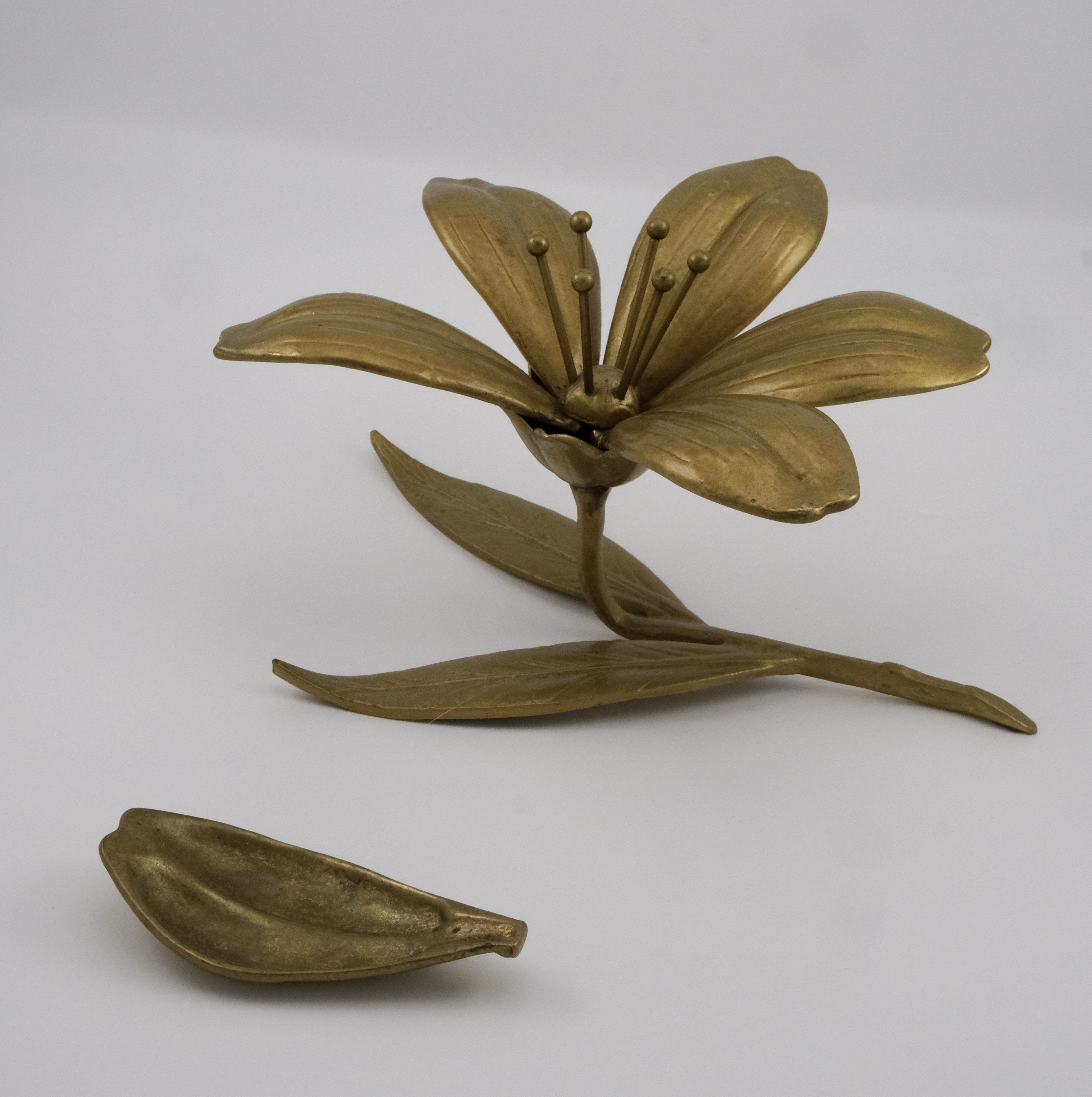 Vintage Brass Lotus Flower Ashtray – Image 3