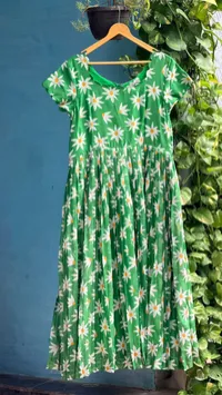 Green Daisy Floral Mul Chanderi Scallop Sleeve Maxi – Image 1