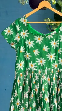 Green Daisy Floral Mul Chanderi Scallop Sleeve Maxi – Image 2