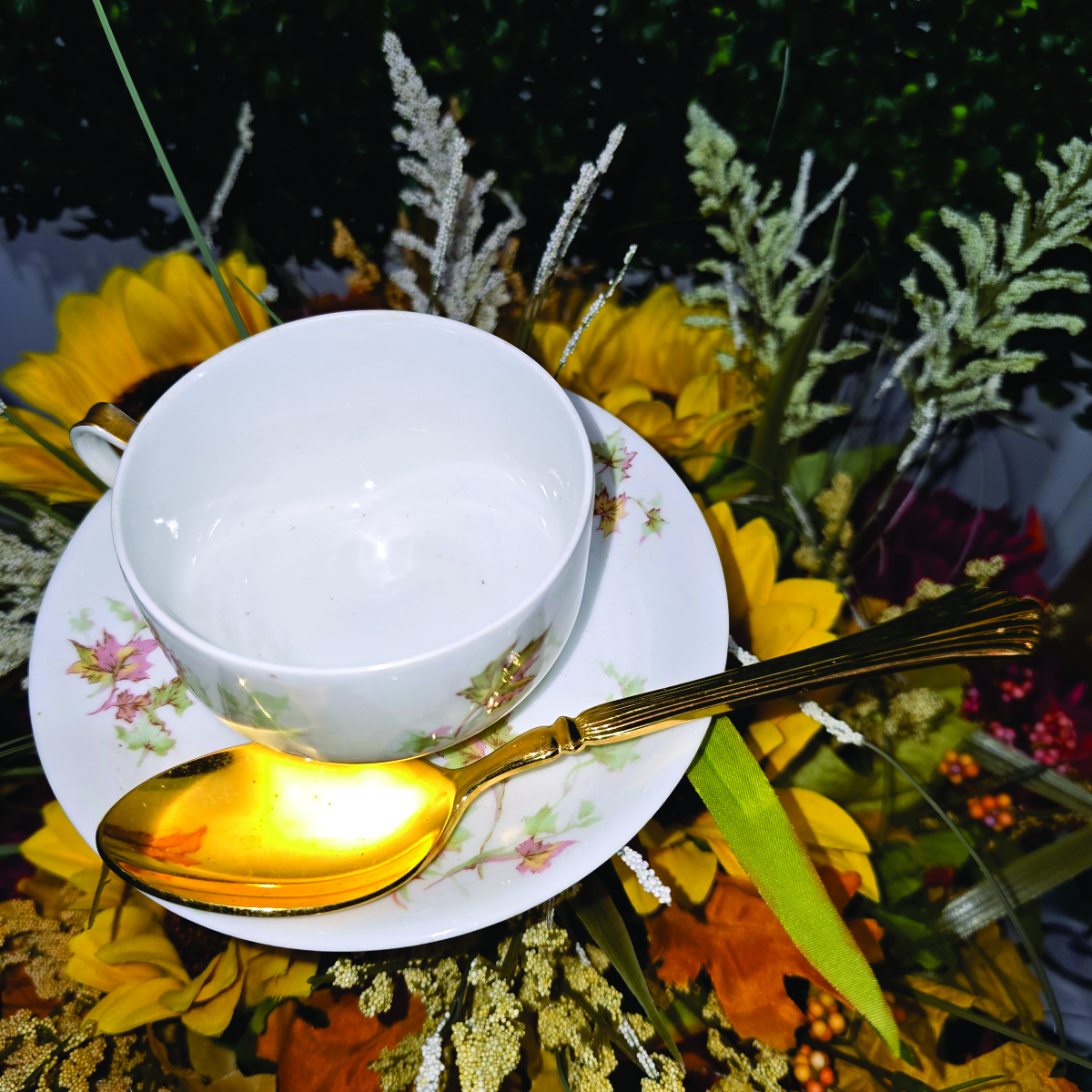 Autumn Maple Teacup Garden Bird Feeder – Image 4