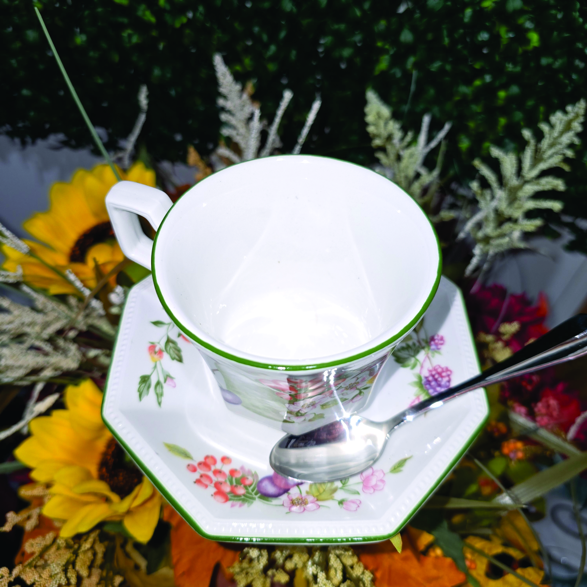 Orchard Bloom Teacup Garden Bird Feeder – Image 3