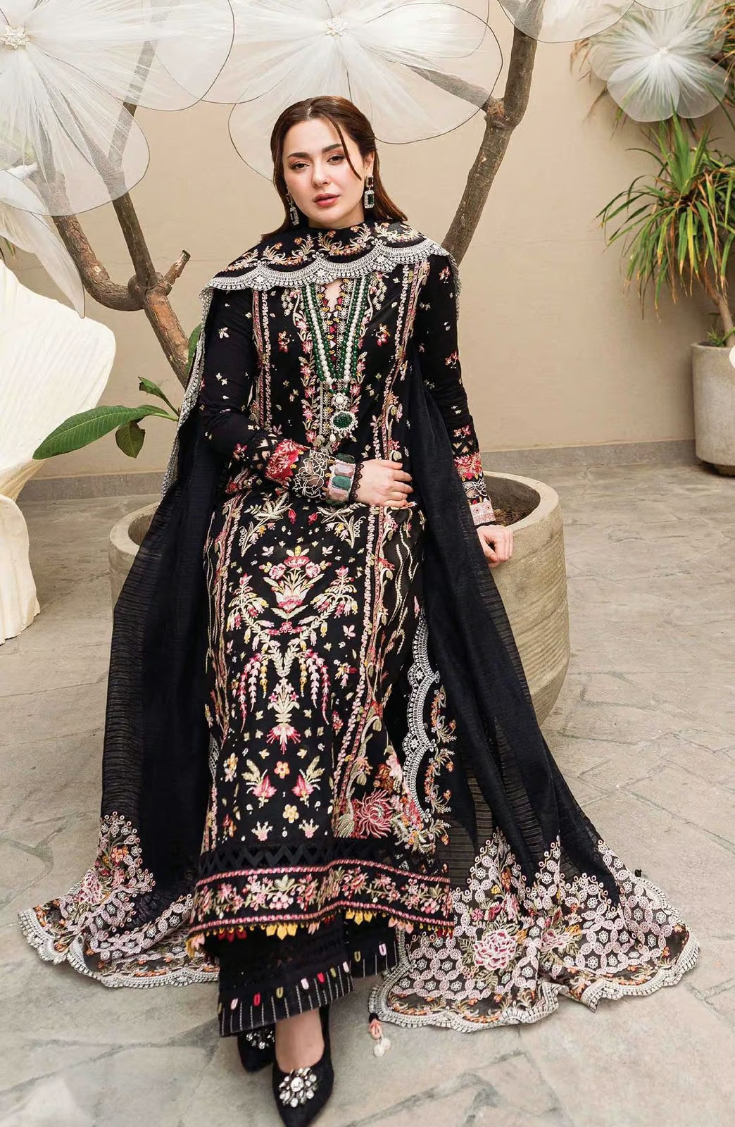 Qalamkar 3PC Embroidered Lawn Suit with Khaadi Net Dupatta – Image 1