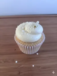 Classic Vanilla Cupcakes – Image 1