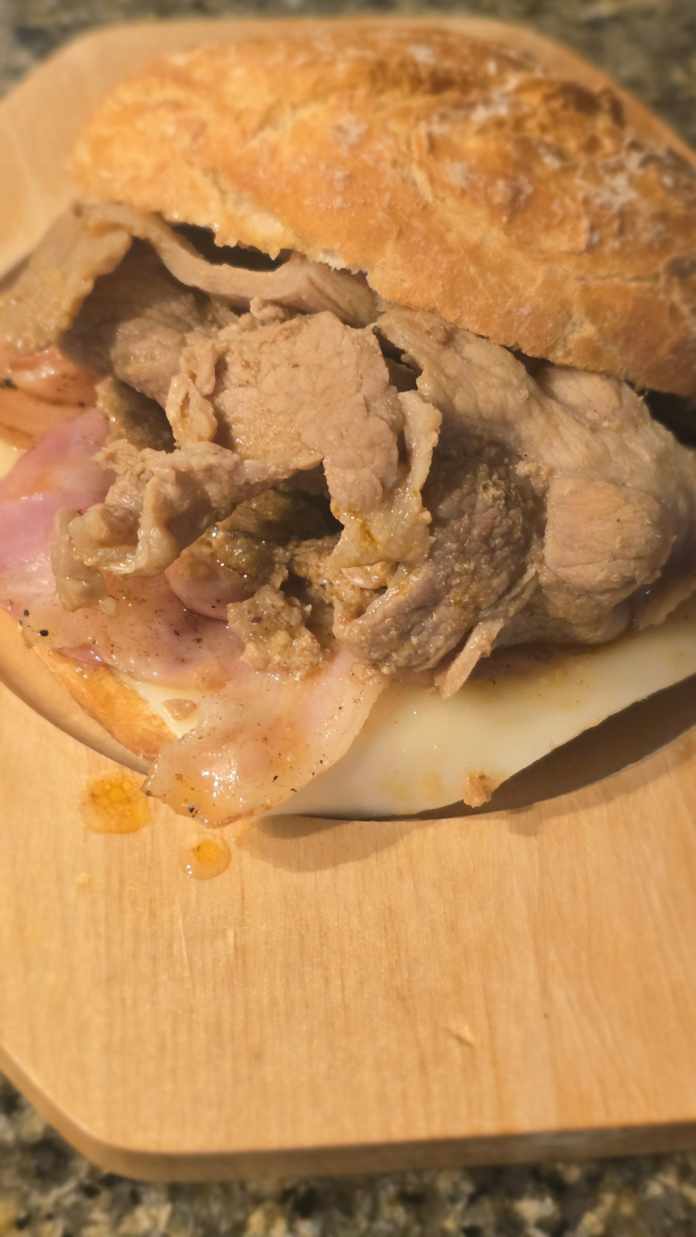 Bifana c/ Queijo e Bacon (PAO) – Sem Batata
