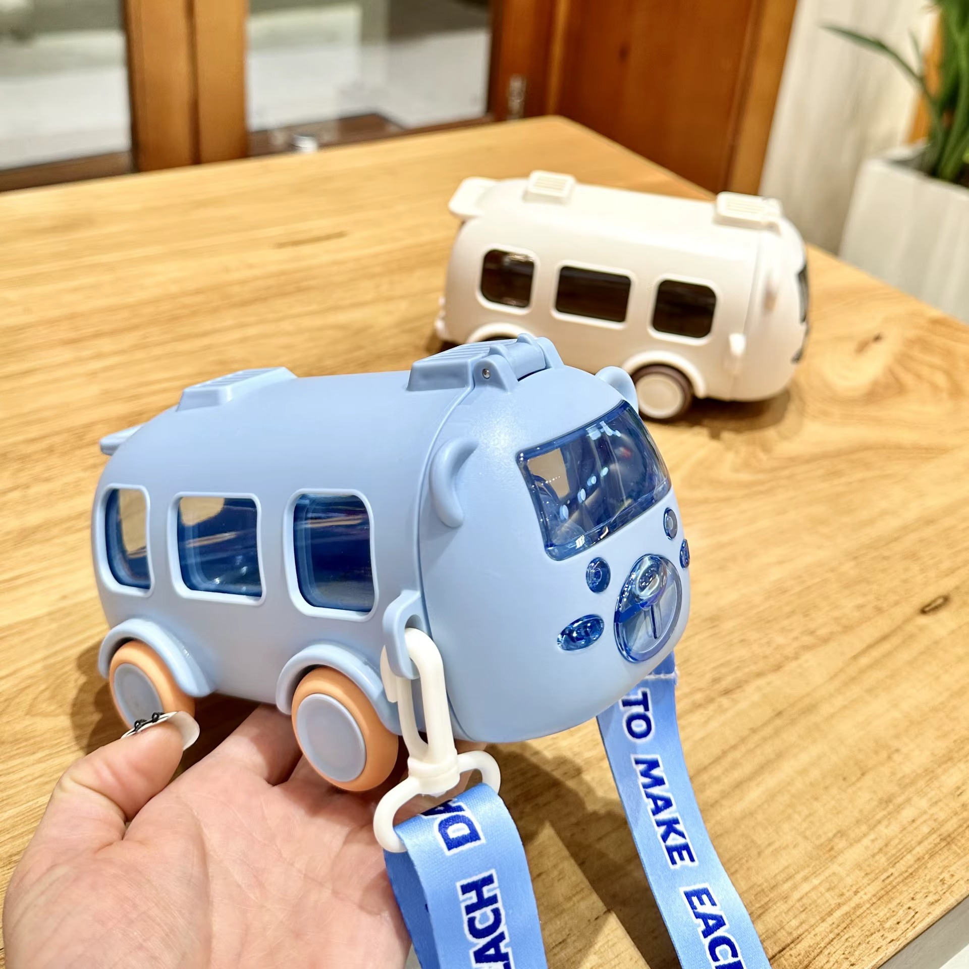 BOTELLA DE AGUA PARA NIÑOS EN FORMA DE AUTOBÚS BLANCO – Image 4