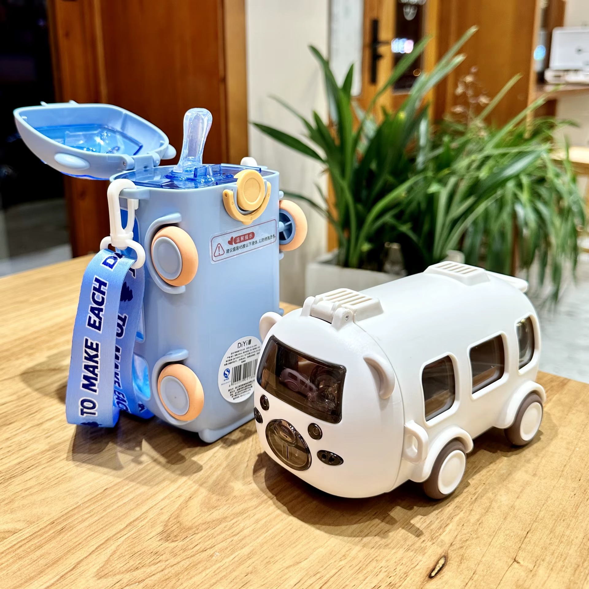 BOTELLA DE AGUA PARA NIÑOS EN FORMA DE AUTOBÚS BLANCO – Image 3