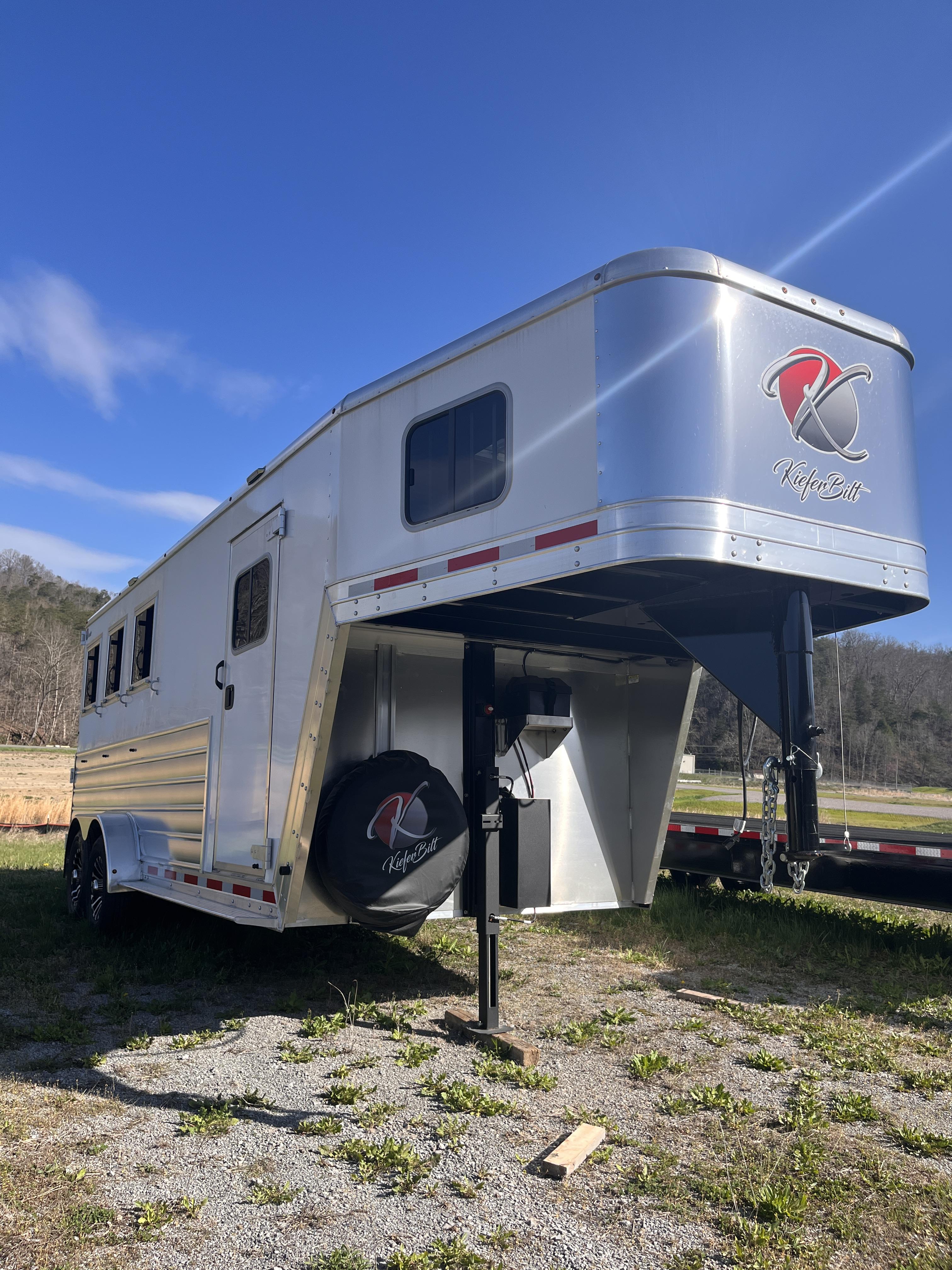 2026 Genesis 20' Slant Load Goose Neck (3 horse) - White – Image 1