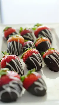 Dipped & Decorated Strawberries – Image 2