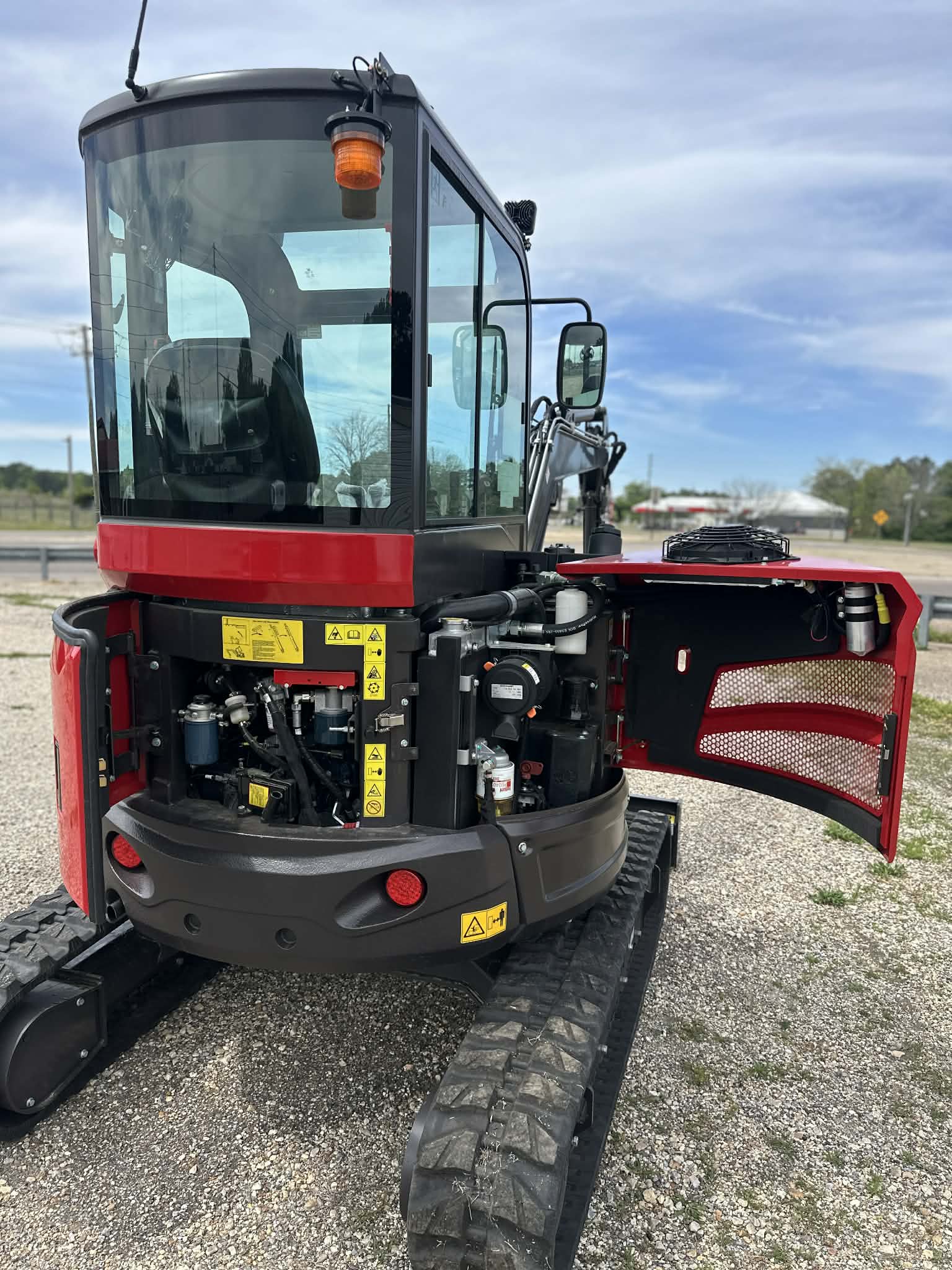 RHINOCEROS RH40 EXCAVATOR W/ KUBOTA D1703 DIESEL ENGINE – Image 4