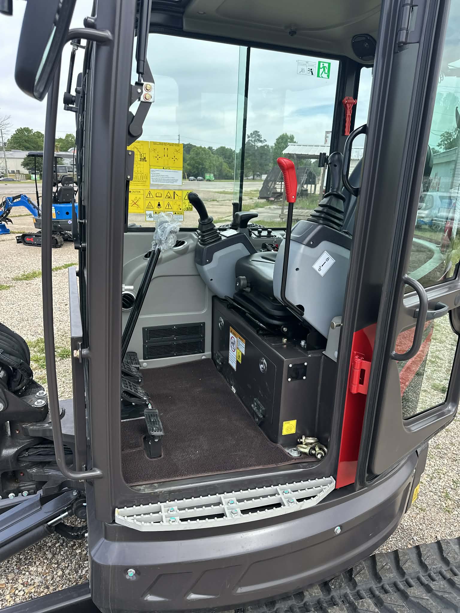 RHINOCEROS RH40 EXCAVATOR W/ KUBOTA D1703 DIESEL ENGINE – Image 3