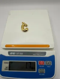 18k Gold C Letter Pendant 1.7g  – Image 1
