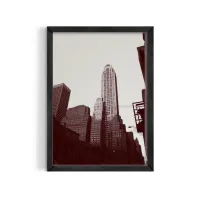 Cuadro Rascacielos NYC – Estilo Monocromo Burgundy – Blanco mate, 30x40cm